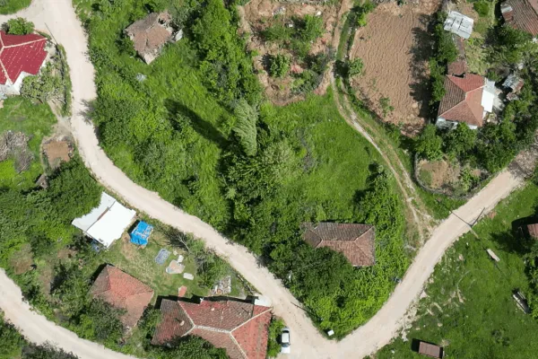 542 M2 köy evi Keşif Arazi. Balıkesir Gönen. İçinde evi olan arsa.